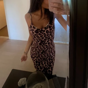 Klänning  - En lång leopard klänning som är använd max två gånger. Den har öppen rygg och är i väldigt skönt material. Jag älskar den men den är lite stor för mig då jag är en xxs/xs och den är mer en S/M.  Skriv om ni undrar något eller vill ha fler bilder 🥰🌸