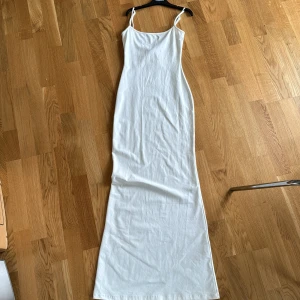 Bershka klänning  - Vit lång klänning från bershka i strl xs med en djupare urring där bak.  Aldrig använd 