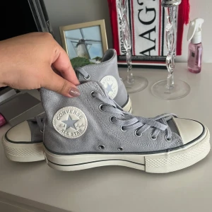 Platform Converse  - Ljusgråa platform converse i mocka. De är lite fodrade innuti vilket gör dom till jätte bra sneakers att ha i höst när det blir lite kyligare. Jätte bra skick och är i storlek 37.