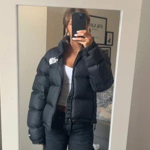 North Face 1996 Retro Nuptse  - Svart North Face 1996 Retro Nuptse jacka. Använd en vinter, köpt för 3000 kr. Är öppen för prisförslag💕