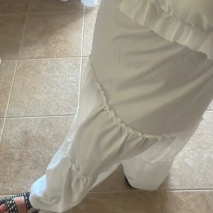 Vit maxiklänning med volanger  - Jättefin maxiklänning med volanger!!