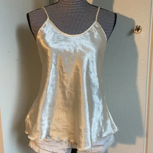 Topp - Jätte fin topp, använd men är i bra skick💕 Pris kan diskuteras 💕😁 Passar xxs-s😁 Skriv om ni har frågor eller tryck gärna på köp nu 💕