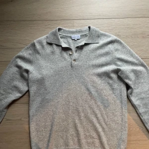 100% kashmirtröja från Davida - Säljer en supermjuk och lyxig grå tröja från Davida, i 100% cashmere. Den är perfekt för både vardag och lite finare tillfällen. Tröjan är långärmad och i nyskick. Perfekt för höst och vinter!