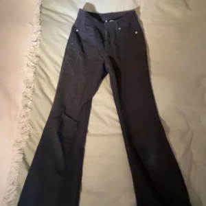 Svarta byxor med bootcut - Säljer ett par svarta byxor med bootcut-stil. De är perfekta för både vardag och fest. Byxorna har en klassisk look med fickor fram och bak. Passar bra till en snygg topp eller en avslappnad t-shirt.