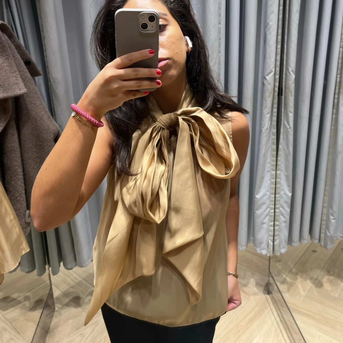 Guldig blus med rosett - 91