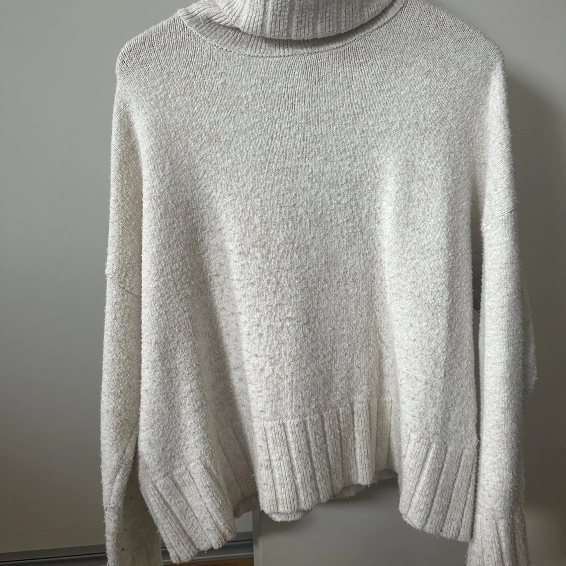 Benvit tjocktröja från stradivarius 