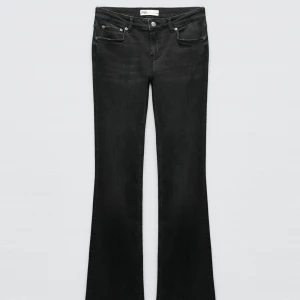 Lågmidjade svarta jeans - Slutsålda lågmidjade svarta jeans från zara i storlek S, knappt använda så i nyskick🤗