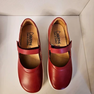 Damskor från Cinnamon storlek 38 - Nya läckert röda damskor från Cinnamon i storlek 38.