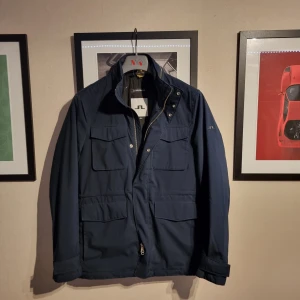 J.lindeberg field jacket  - Populär assnygg fieldjacket i strl S från j.lindeberg i mycket fint skick. Passar perfekt till kyligare sommarkvällar eller till hösten. Modellen är 183 och väger ca 68. Vid frågor eller fler bilder är det bara att skriva. //Kba_Closet 
