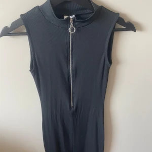 Svart klänning - En klänning som jag knappt har använt! Köparen står för frakt <3