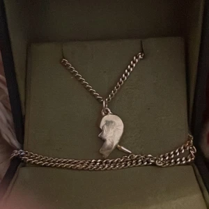 Marianilsdotter halsband💘 - Säljer dettahalsband då jag inte använder det. Den har inga defekter och är i bra skick. Kedjan är 45 cm💕den är egentligen i guld men guldet har släppt💕