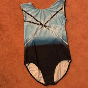 Helt ny gymnastik dräkt 🦋 - Helt ny i påse, råkade köpa dubbletter därför jag säljer! Str 160/ xxs/ xs ⭐️