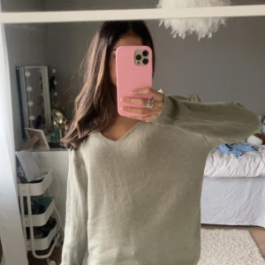 Grön stickad - Säljer denna jätte fina gröna stickade tröjan!