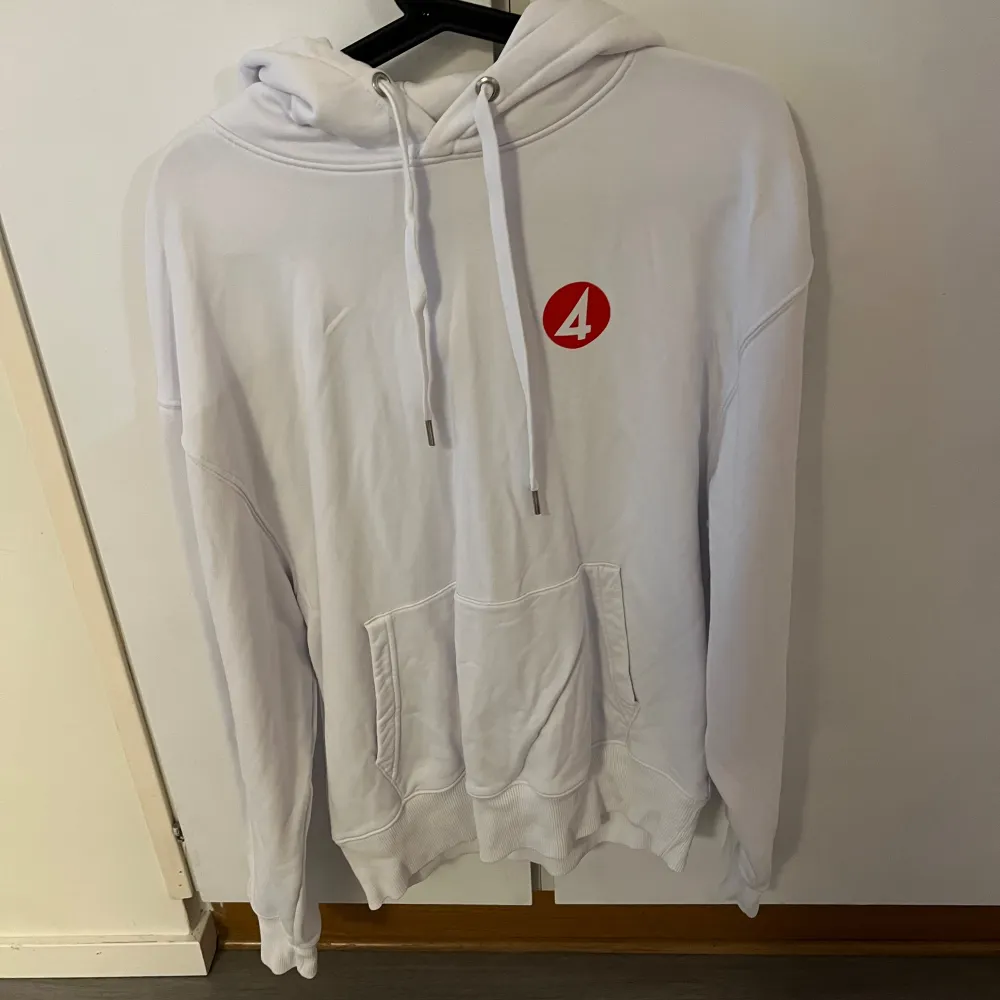 Vit oanvänd TV4 hoodie. Hoodies.