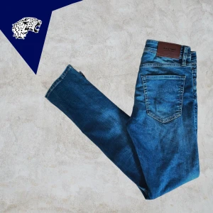 JACK & JONES JEANS - Jack & Jones Slim fit jeans  | Skick: 9/10 | Strl: W28 L32 | Modellen är 180 cm | Hör av dig om du undrar någonting!