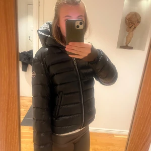 Colmar jacka - Supersnygg vinterjacka från colmar!! Den är i italiensk storlek 44 men skulle säga att den är som en 34/36. Nypris är 4800 men jag säljer den för 3500🥰🥰