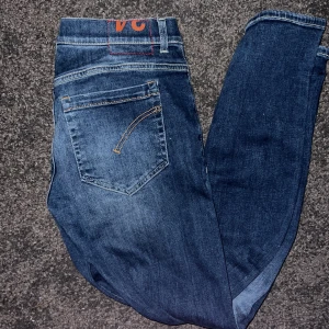 Mörkblå jeans från Rondup - Säljer ett par snygga mörkblå jeans från dondup med modellen George . De har en klassisk femficksdesign och en bekväm passform. Perfekta för både vardag och fest!. Jeansen är nästan helt nya och har inte använts mycket, pris går att diskutera.