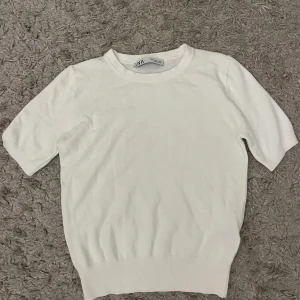 Zara tröja - Jätte fin tröja från zara i stolek s, köpt för 299kr. Säljer för den aldrig kommit till användning💓Finns inga defekter💓