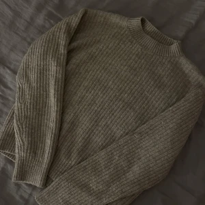 Stickad tröja - Fin och sparsamt använd stickad tröja, otroligt varm och skön passar perfekt nu när hösten och vintern närmar sig! 