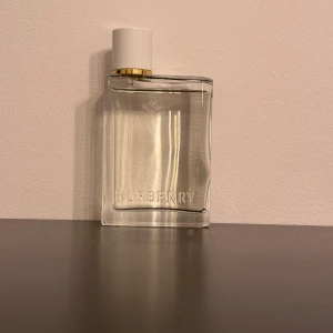 Burberry Parfym - Burberry Her - Eau du toilette, 50 ml. Är i princip helt full (se bild).