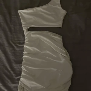 Cutout klänning - Fin och elegant vit klänning med cutout! 1/2 fläckar på den men ska prova och se om det går att tvätta bort! Köpt för 130kr