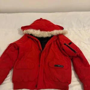 Canada goose vinterjacka - Den har några år på nacken en äldre modell av canada goose jackorna men väldigt fin o unik med äkta päls säljer den då den är liten på mig.