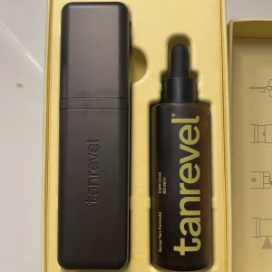 Tanrevel Spray Tan Kit - Säljer ett Tanrevel Spray Tan kit med själva maskinen, formulan och laddaren till maskinen. Använd 2 gånger men är rengjord. Formulan är det ungefär 2/3 kvar av från en 80 ml flaska i färgen Dark Cool!