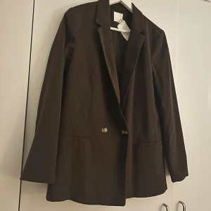 Mörkbrun Kavaj  - Mörkbrun kavaj från H&M. Använd fåtal gånger 