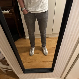Replay jeans - Ett par riktigt feta replay anbass jeans. Storleken är W29 L32 och de är i bra skick lite små tecken på användning men ingen tydlig defekt. Priset är inte hugget i sten och han på bilden är 182 cm lång.