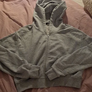 Croppad hoodie - Säljer denna snygga croppade hoodien från bik bok perfekt nu till hösten! Knappt använd då den inte riktigt är min stil.