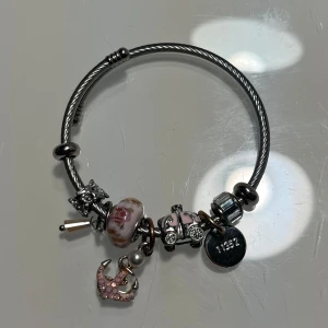 Pandora liknande berlockarmband - Säljer detta silvriga berlockarmband som liknar de från Pandora, fint skick 💕💕💕