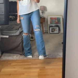 Jeans - Bootcut jeans med hål😍
