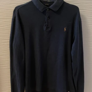 Långärmad polo tröja  - Tjena! Säljer en Ralph Lauren polo tröja. Skicket är 9,5/10 utan några fläckar eller defekter. Storleken är L men skulle säga att den passar M. Hör av dig vid minsta fundering.