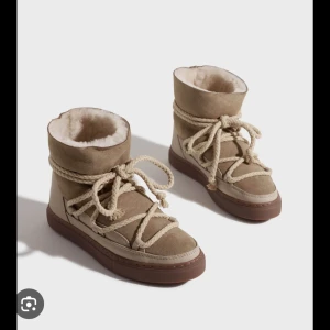 Inuikii - Säljer mina inuiikis! Storkek 36 men skulle säga att passformen funkar på 37-38 också. De har används sparsamt under en vinter men är i så gott som nyskick. Bara att skriva om vi har frågor eller funderingar 🤗🥰