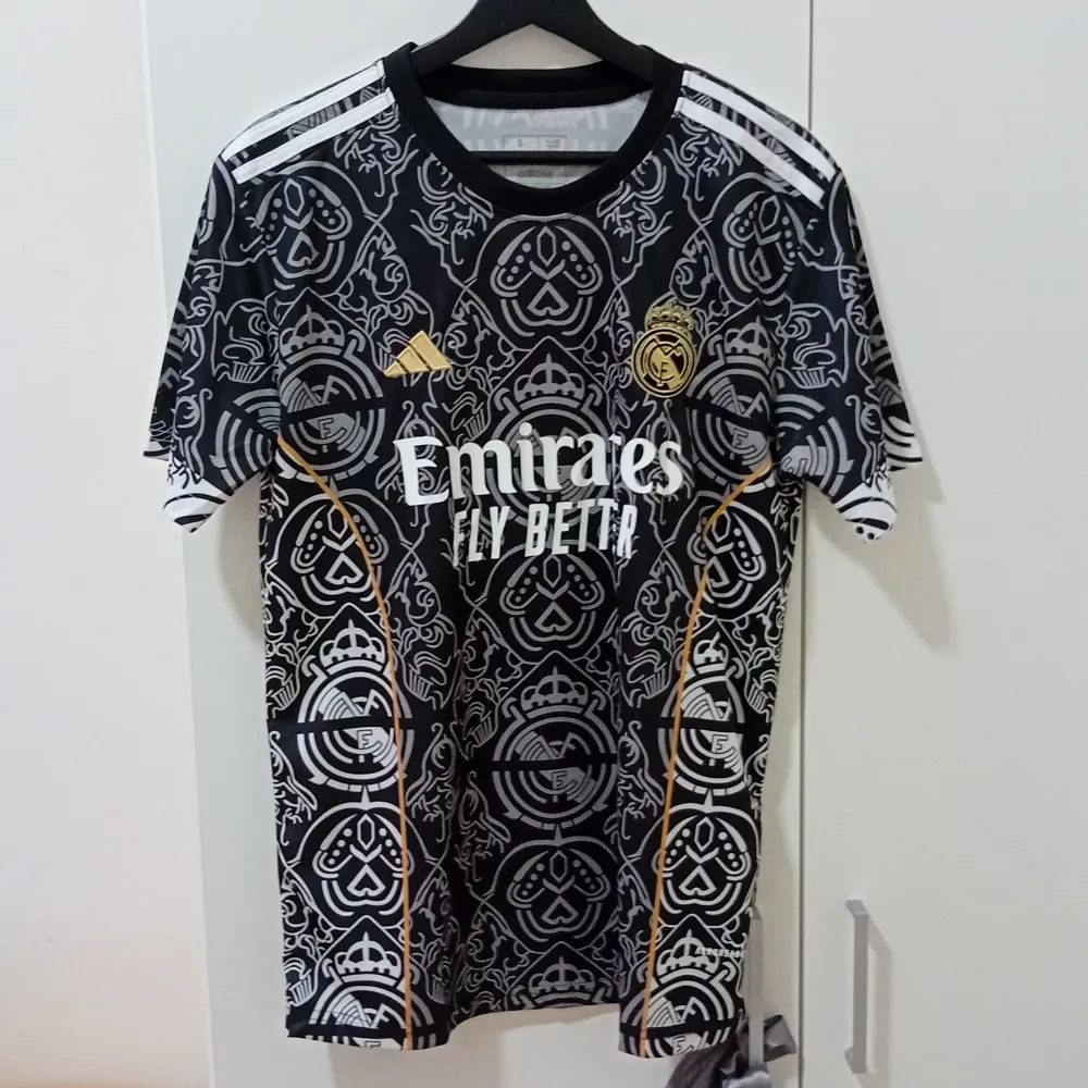 Svart Real Madrid tröja använder inte allshelt ny pris går och duskutera vid snabb affär . T-shirts.