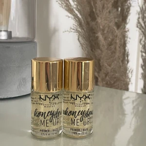 NYX Honey Dew Me Up Primer - Säljer två flaskor av NYX Honey Dew Me Up Primer. Aldrig använt någon av dom och de är fortfarande ihoptejpade, köpt för 250kr styck så 500kr