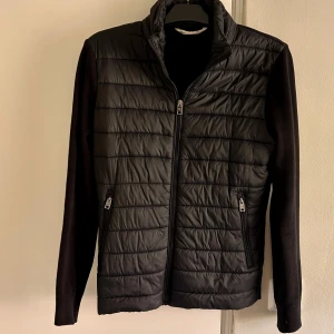 Cardigan - Säljer nu min skit snygga cardigan från märket Mango. Skicket är som nytt 10/10 och den passar perfekt nu till höst.