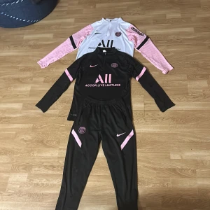 psg tracksuit - säljer psg tracksuit svart rosa men även en vit psg tröja, svart tröja storlek M byxorna storlek S och vit pag storlek S. säljer allt för 2000.
