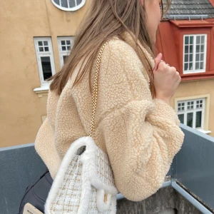 Teddy jacka  - Säljer min mysiga Teddy jacka pris går att diskutera vid snabb affär 💕