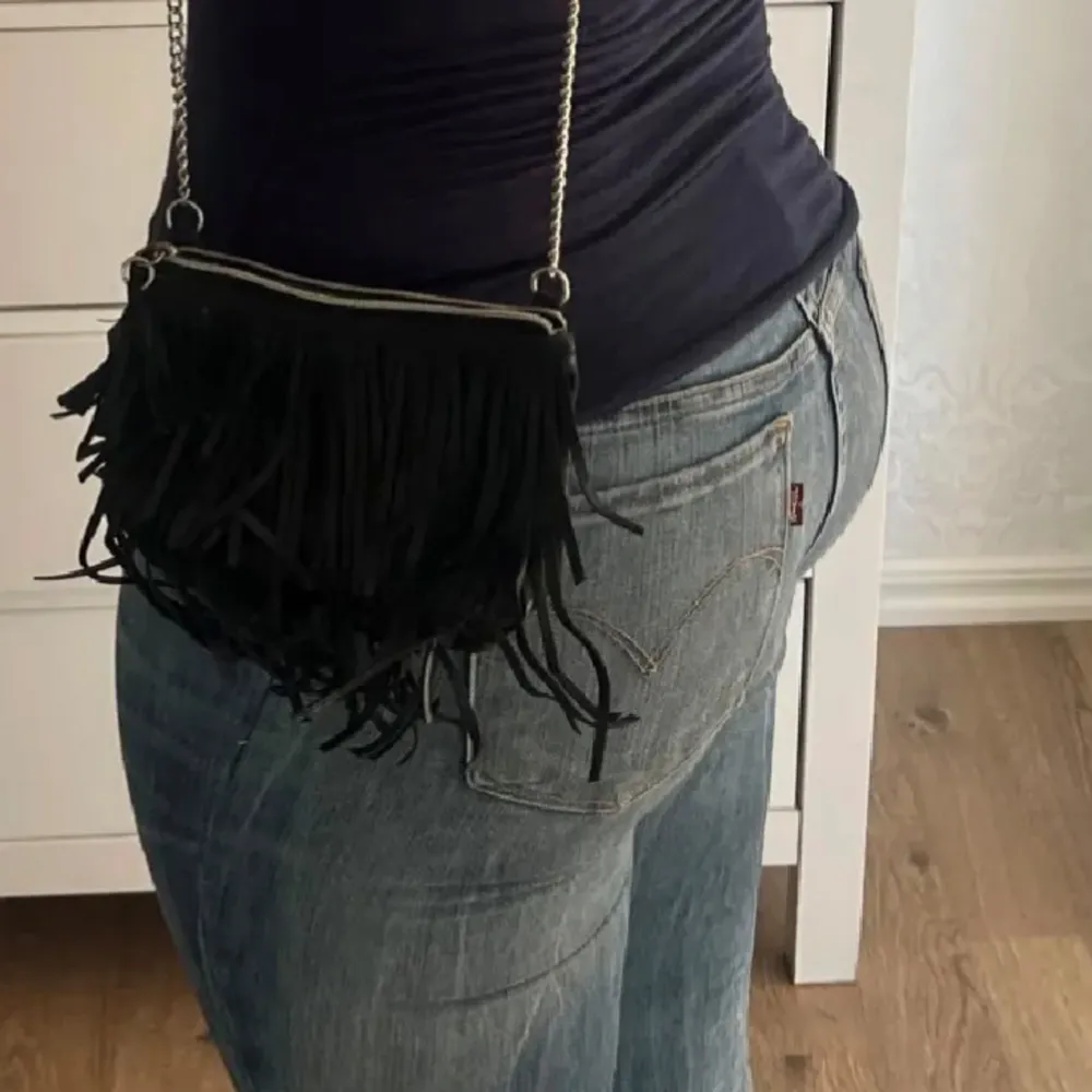 Säljer mina as snygga lågmidjade Levis jeans. Supersnygga verkligen! Säljer för att dom är lite för små för mig💌Passad M/29 storleksmässigt. Nypris 900kr. Jeans & Byxor.