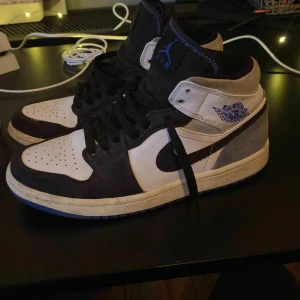 Jordan 1 - Hej! Säljer ett par Jordan 1 Mid Union Royal som är sparsamt använda och i hyfsat bra skick. Skorna är äkta och är köpta från zalando. Nypris ligger runt 3000. Pris kan diskuteras. Hör av er vid frågor eller om ni vill ha extra bilder👍