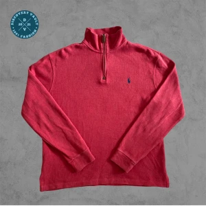 Ralph Lauren half zip - Ge bud för snabb affär! En klassisk Ralph lauren tröja, perfekt för old money stil, Stockholmsstil, eller grish. Skriv gärna om mått och andra frågor!