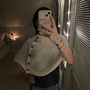 Superfin poncho - Säljer min supersöta poncho som endast är använd 3 gånger. Köptes för några månader sedan för 350kr men har tyvärr inte kommit till användning. Supersöt att ha över ett fint linne eller blus.  Skriv privat för fler bilder, pris kan diskuteras🩷