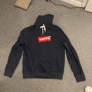 Levis Hoodie  - En Levis Hoodie i bra skick storlek inte använd mycket 
