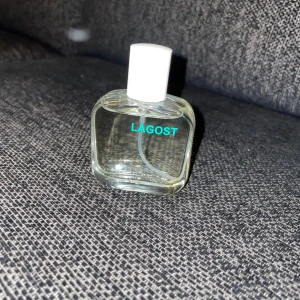 Lacoste parfym - Säljer nu denna Lacoste parfymen som är köpt i Dubai. Parfymen är full och aldrig använd.