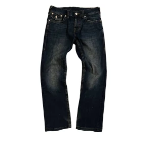 Blåa True Religion Jeans - As feta trues😻 Size 31 ricky så e typ straight/bootcut🥰 Knappt några skador o överlag bra skick👀 Skriv till mig ifall du har frågor💥 