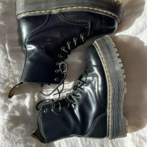 Dr. Martens Jadon - Ascoola Dr. Martens platåmodellen. Aldrig använda, bara legat och dammat ett bra tag. Så de är inte ingångna för mina fötter ;)