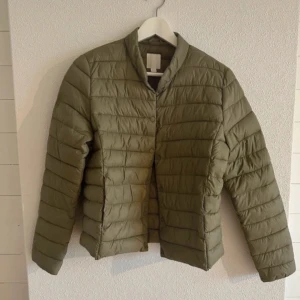 Grön vindjacka  - Säljer denna gröna/olivfärgade vind jacka som är köpt på vinted men är i nyskick. Säljer pga av att den är för liten för mig, skulle säga att den är lite liten i storleken. Påminner lite om uniqlo jackorna.