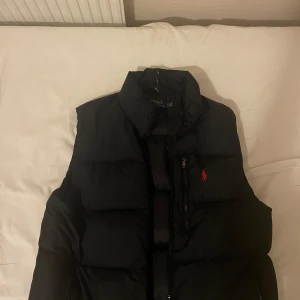 Polo väst - Polo väst i storlek M som ska säljas nu efter några är. Plagget är i bra skick och priset kan diskuteras vid snabbaffär.