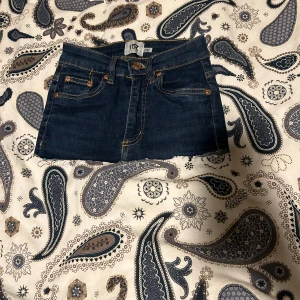 Kort kjol - En väldigt kort kjol. Alldeles för kort för mig. Jag har storlek xs-xxs. Slänger om ingen vill ha den. Inte bra skick.